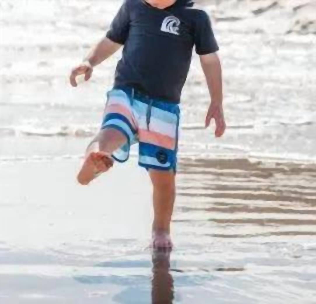 feather 4 arrow Barrel Short Sleeve Rashguard in charcoal - kids' item