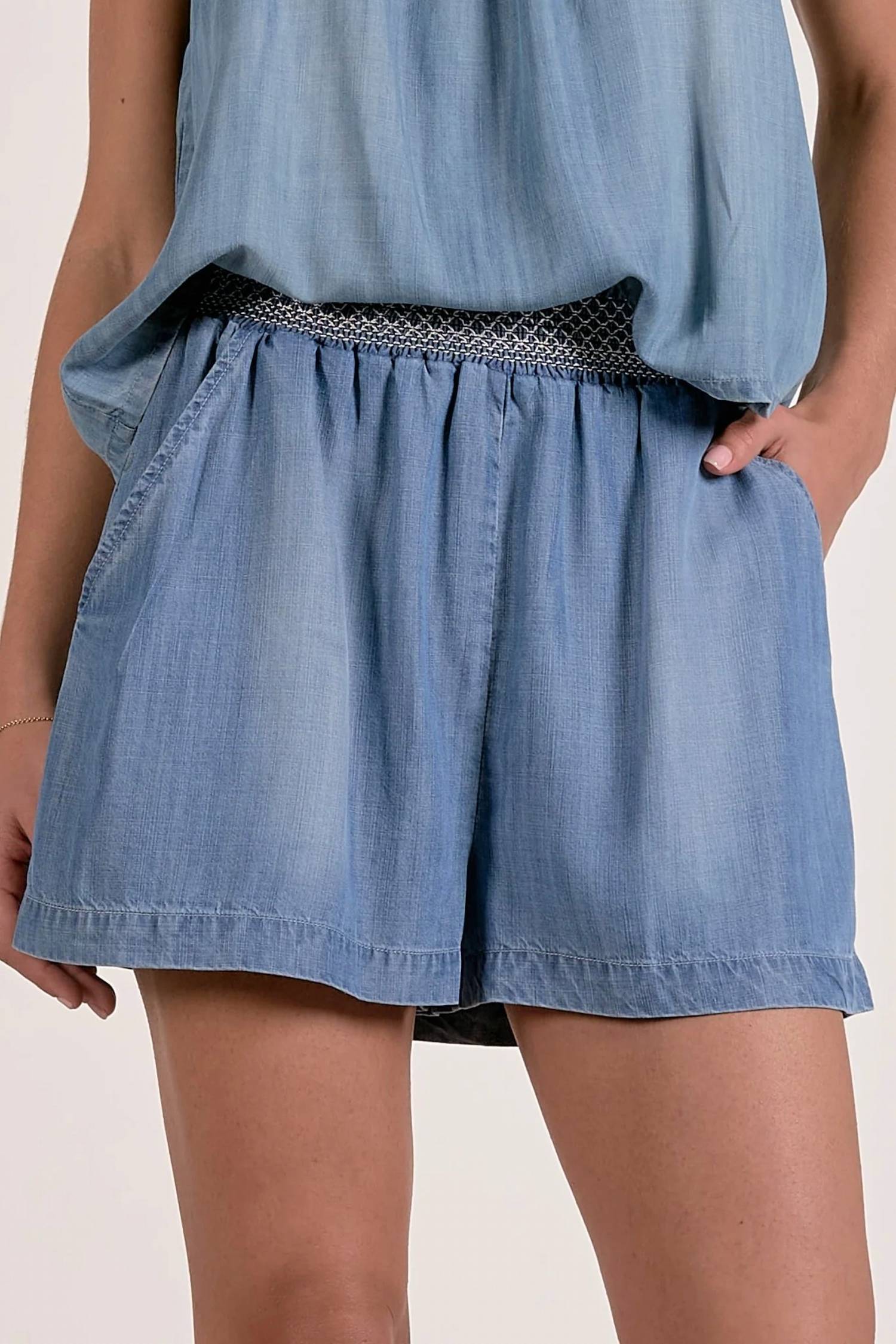 Elan - Elastic Waistband Shorts