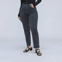 Everlane - The Curvy 90’s Cheeky Straight Jeans