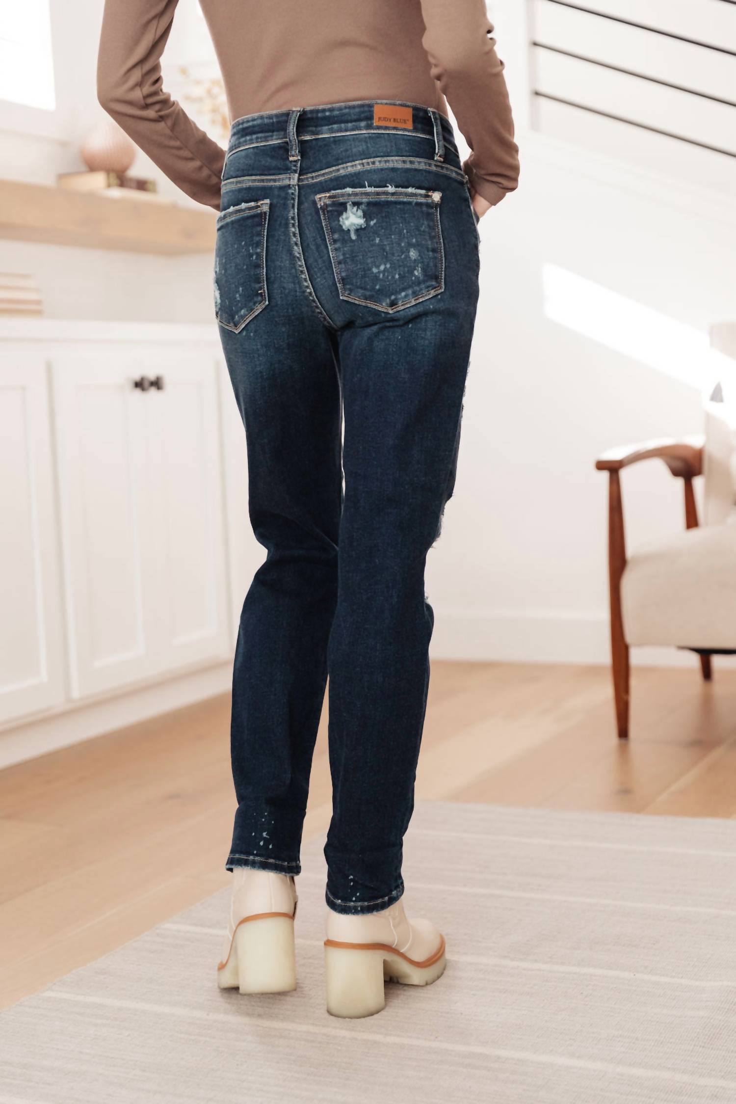 Judy Blue - Mid Rise Bleach Splash Distressed Boyfriend Jeans