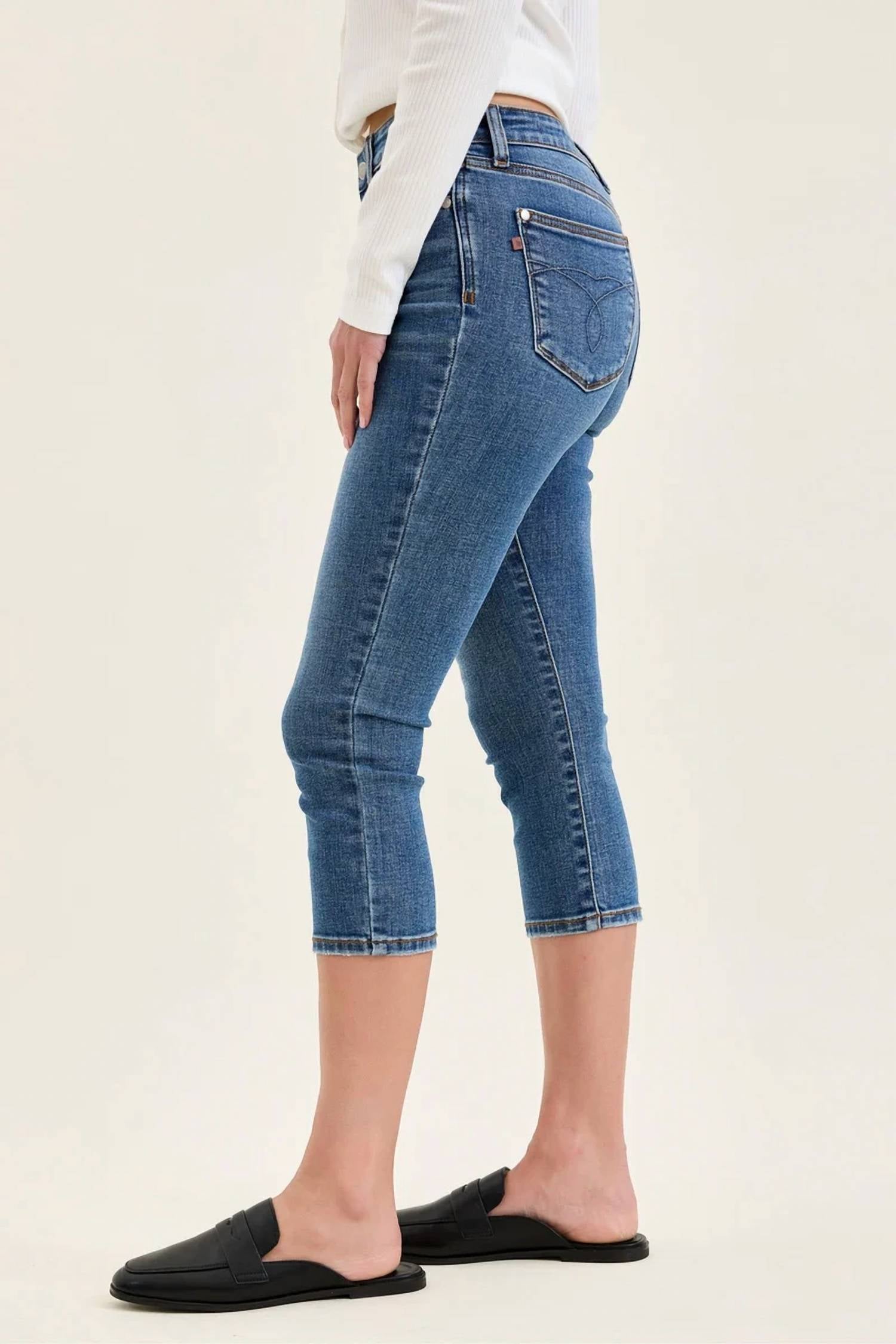 Judy Blue - Mid Rise Capri Jeans