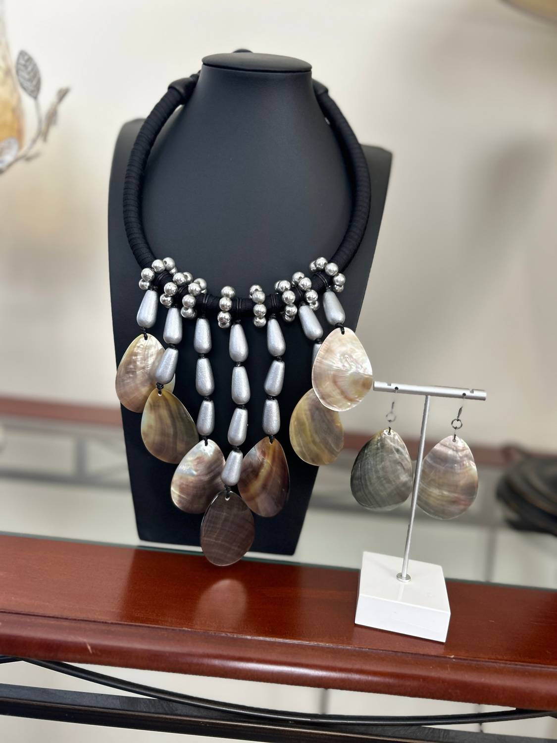 International Durus - Women's Rita Shell Statement Necklace