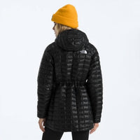 THE NORTH FACE Thermoball HD Parka Jacket in black - women's jacket - detail view