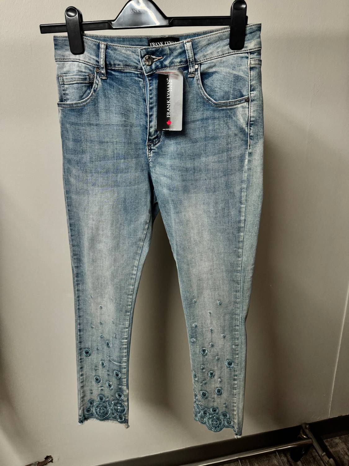Frank Lyman - Appliqué And Rhinestones Cropped Leg Jeans
