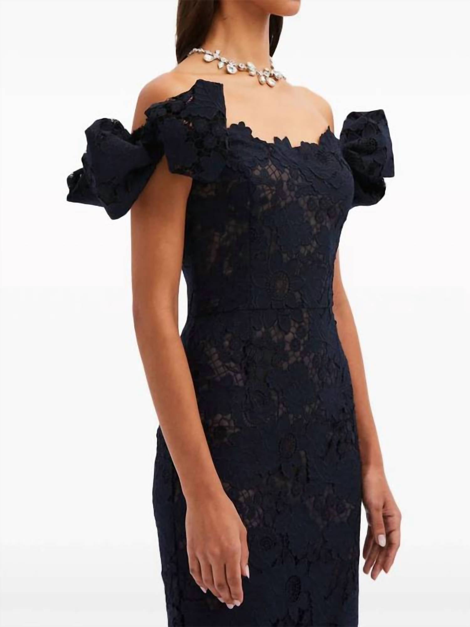 Oscar De La Renta - Off The Shoulder Guipure Lace Gown With Train