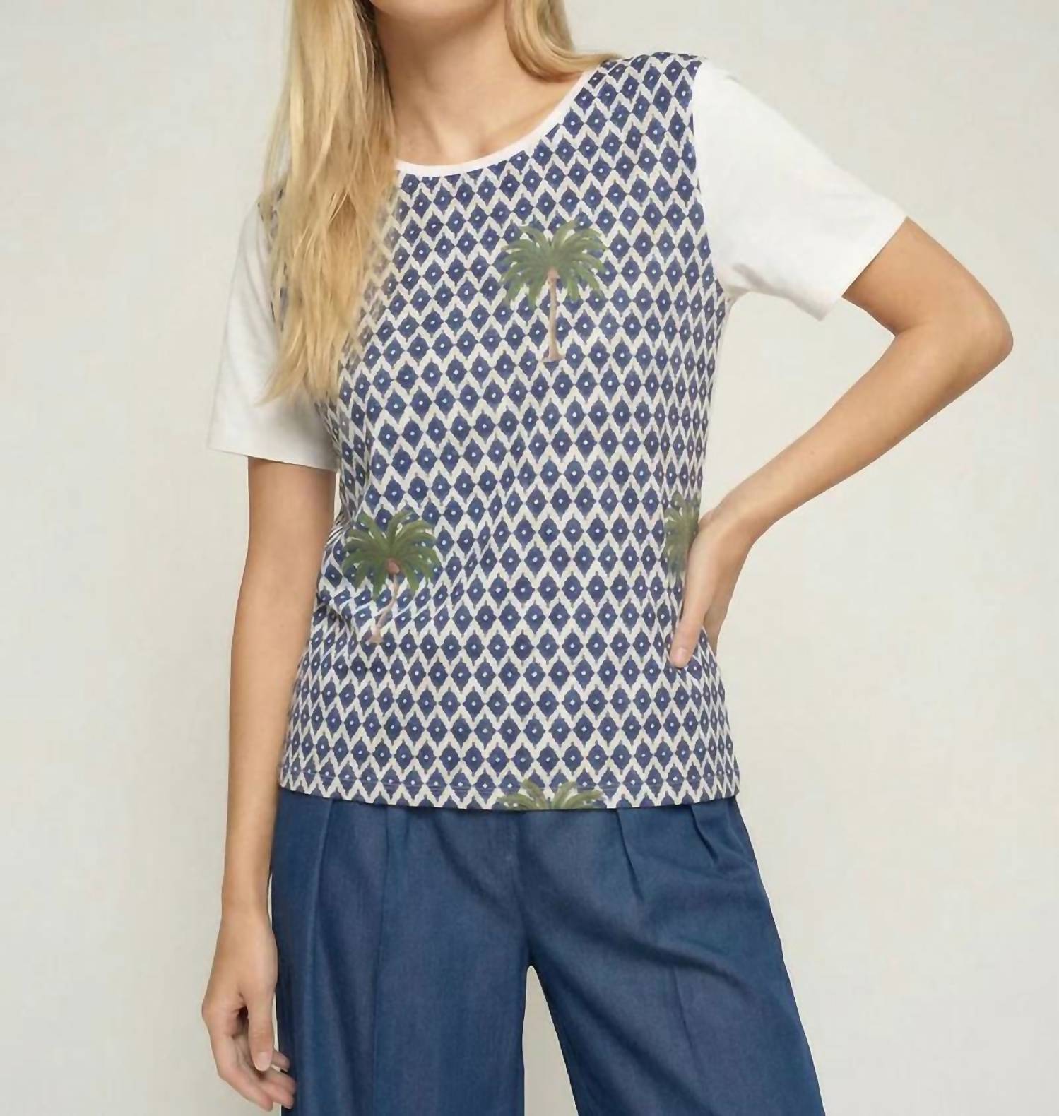 Vilagallo Tora Tee in ikat palm print - women's t-shirt