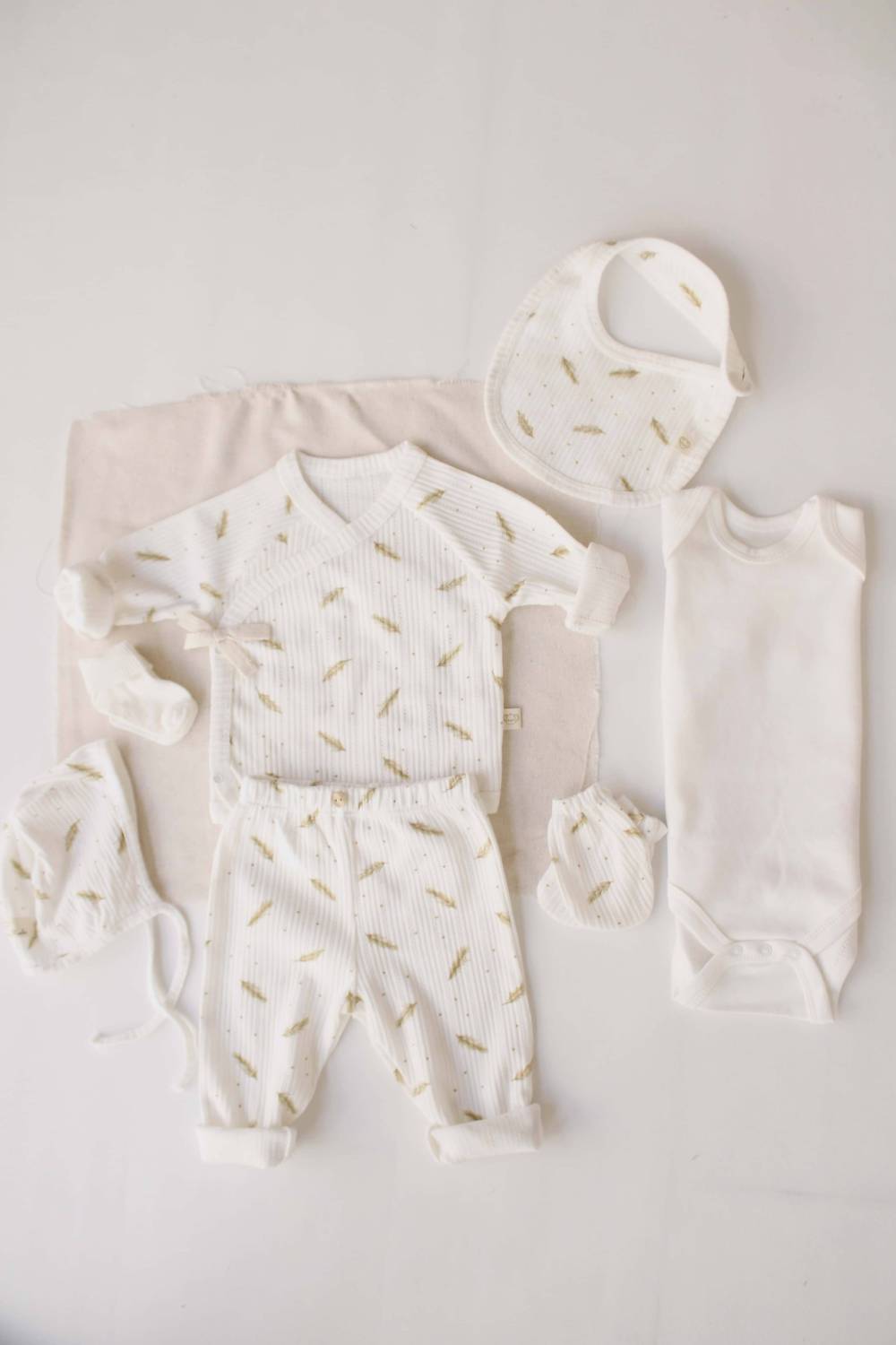 Honey And Hive - Ribbed Wheat Patterned 7 Piece Newborn Set