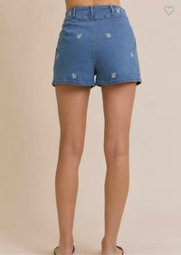 Gilli - Floral Embroidery Pleated Shorts