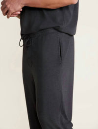 BAREFOOT DREAMS MEN'S HEATHERED PANT in carbon - men's pants - detail view