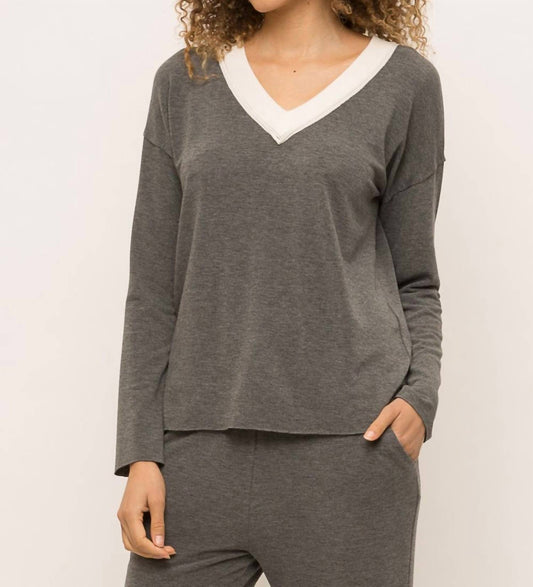 Mystree - Contrasting V-Neck Pullover with Raw Edge