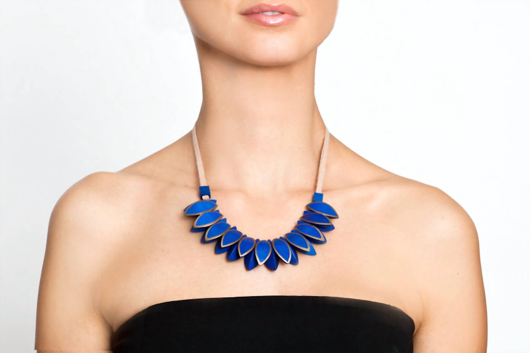 Avenue Chic - Women's Leaf Wood Necklace