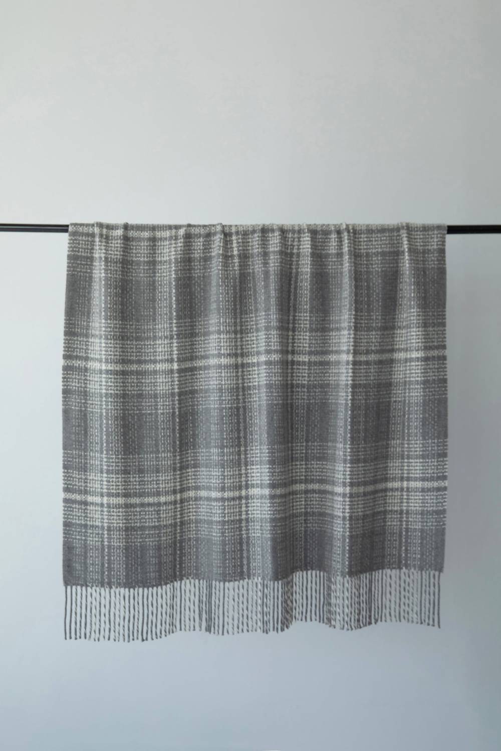 SSKEIN Rustic Plaid Throw in grey - item