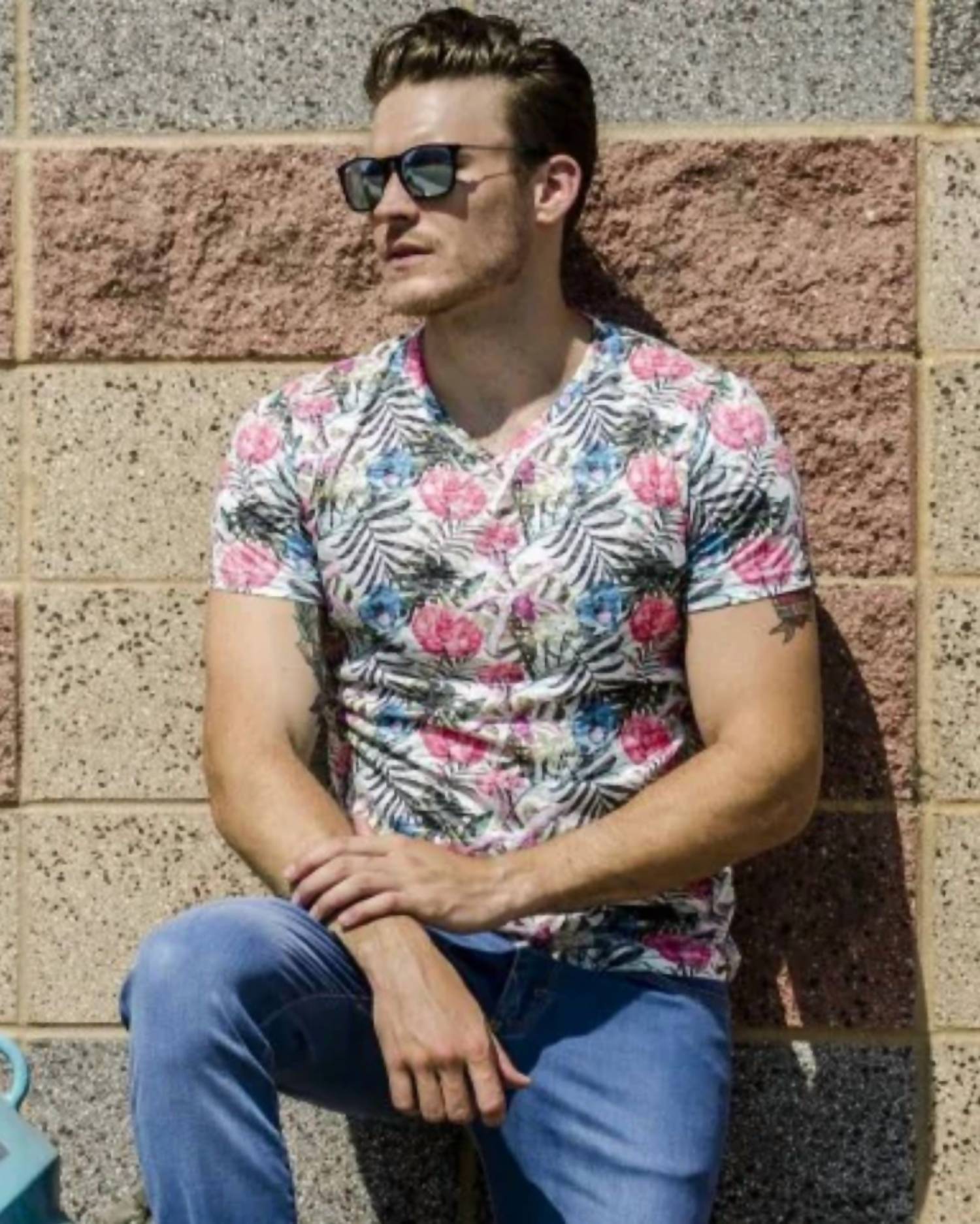 Eight X - Pop Floral Print V-neck T-shirt