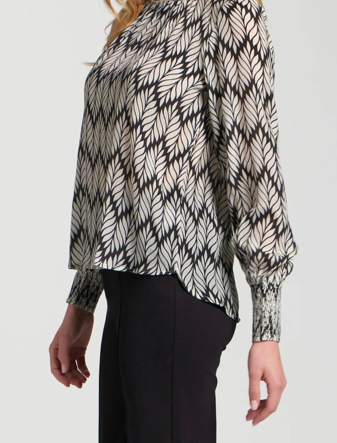 Apny - Printed Smocked Cuff Top