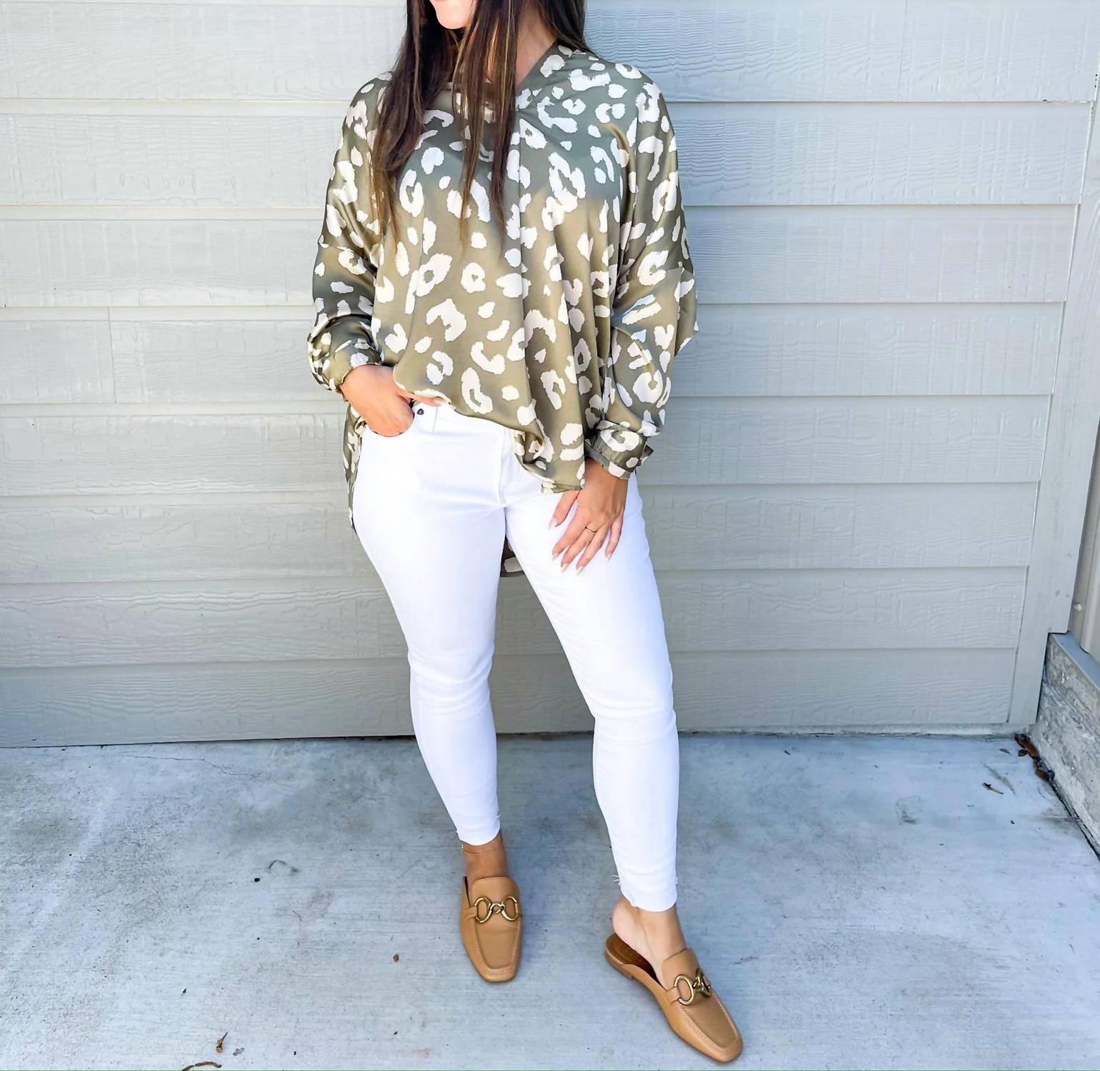 Ee:Some - Spotted V-neck Blouse