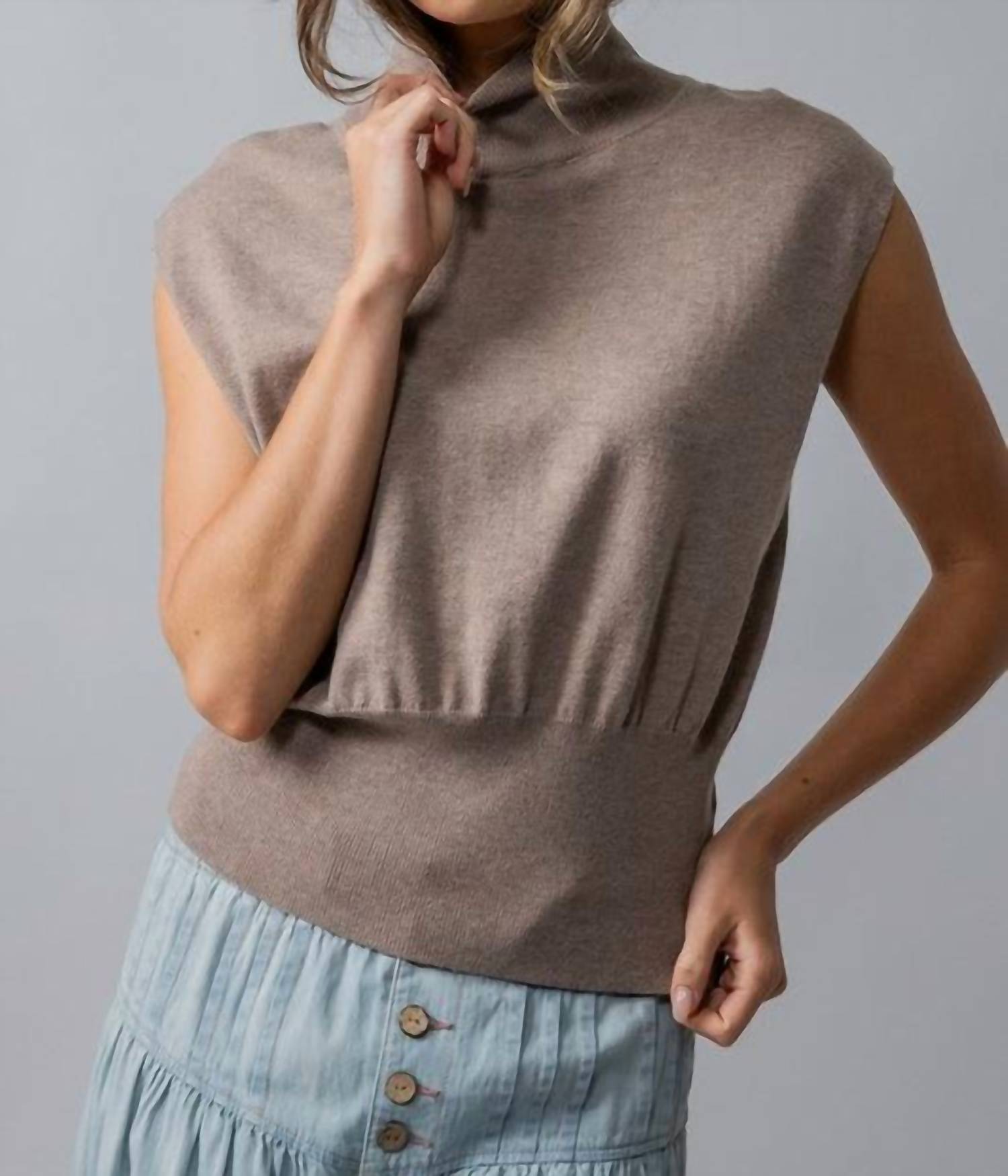 Urban Daizy - Sleeveless Chaleur Turtleneck Knit Top