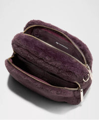 Lululemon - Everywhere Crossbody Bag 2L Plush Fleece