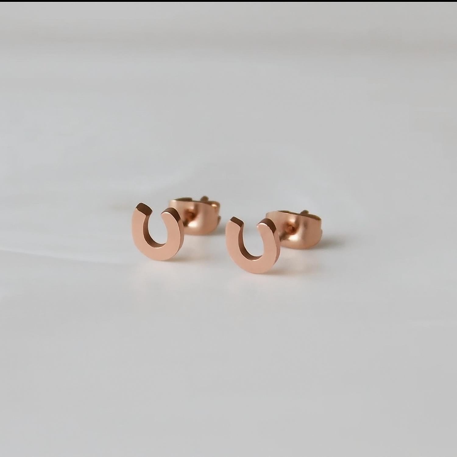 Maive - Women's Horseshoe Studs