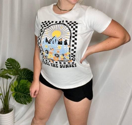 Le Lis - Feel The Sunset Graphic Tee