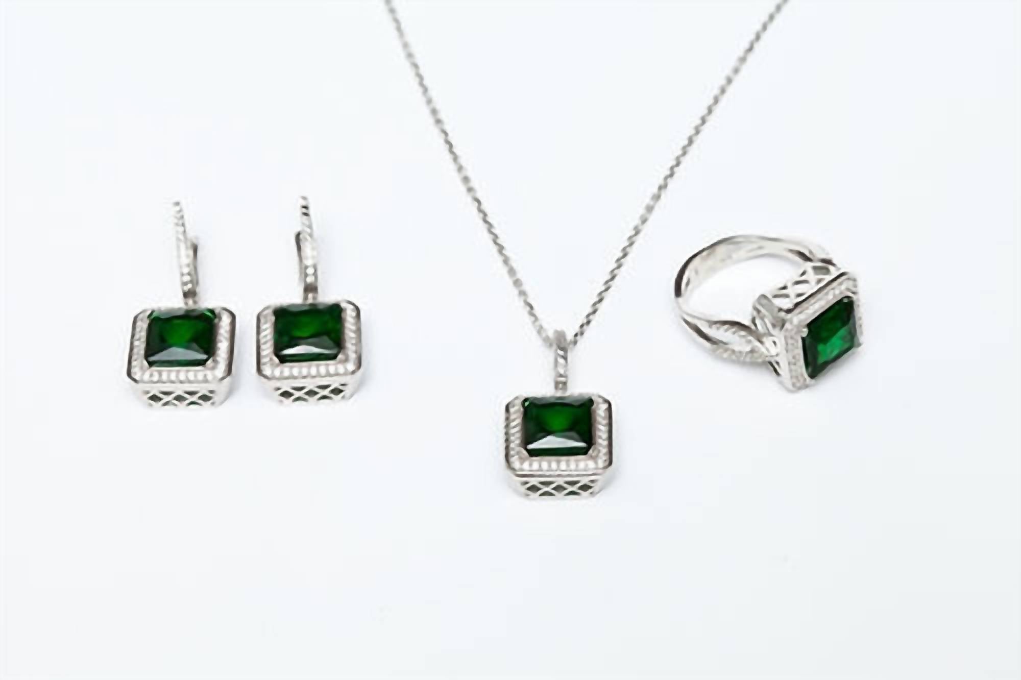 Avenue Chic - Women's Emerald Square Set