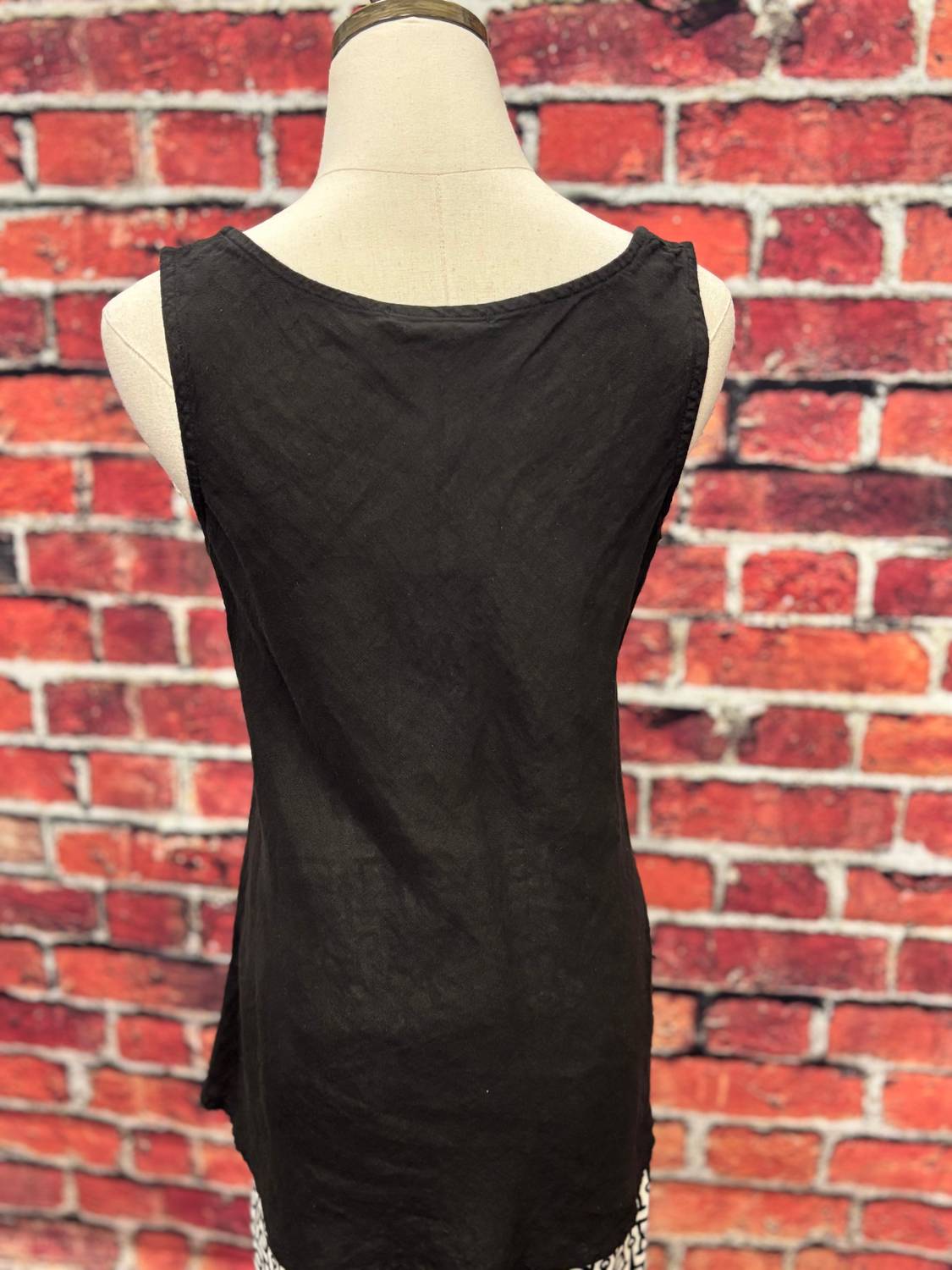 TEMPO PARIS Women's Essential Linen Blend Swing Tank Top in black - women's tank top - detail view