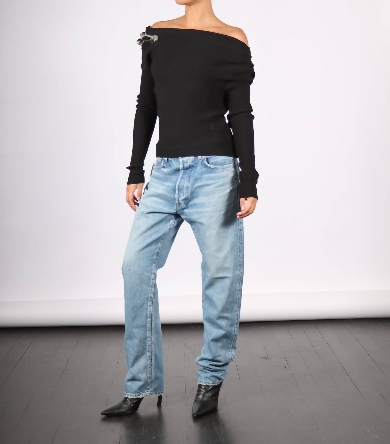 A.W.A.K.E. Mode - Off Shoulder Sweater With Spoon Brooch