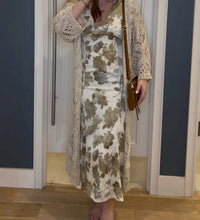 Mod Ref - Flattering Floral Midi Dress