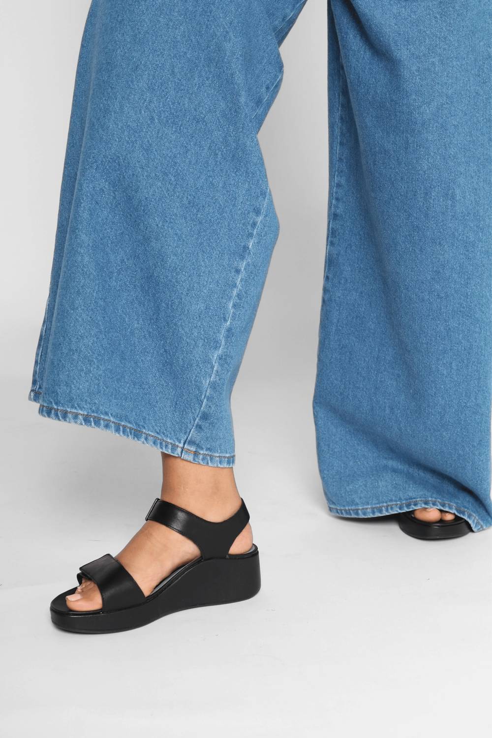 Aetrex - Women's Ariel Adjustable Quarter Strap Wedge Sandals