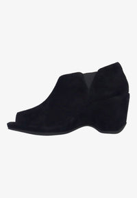 L'Amour Des Pieds - Women's Oksana Suede Slip On Shoe