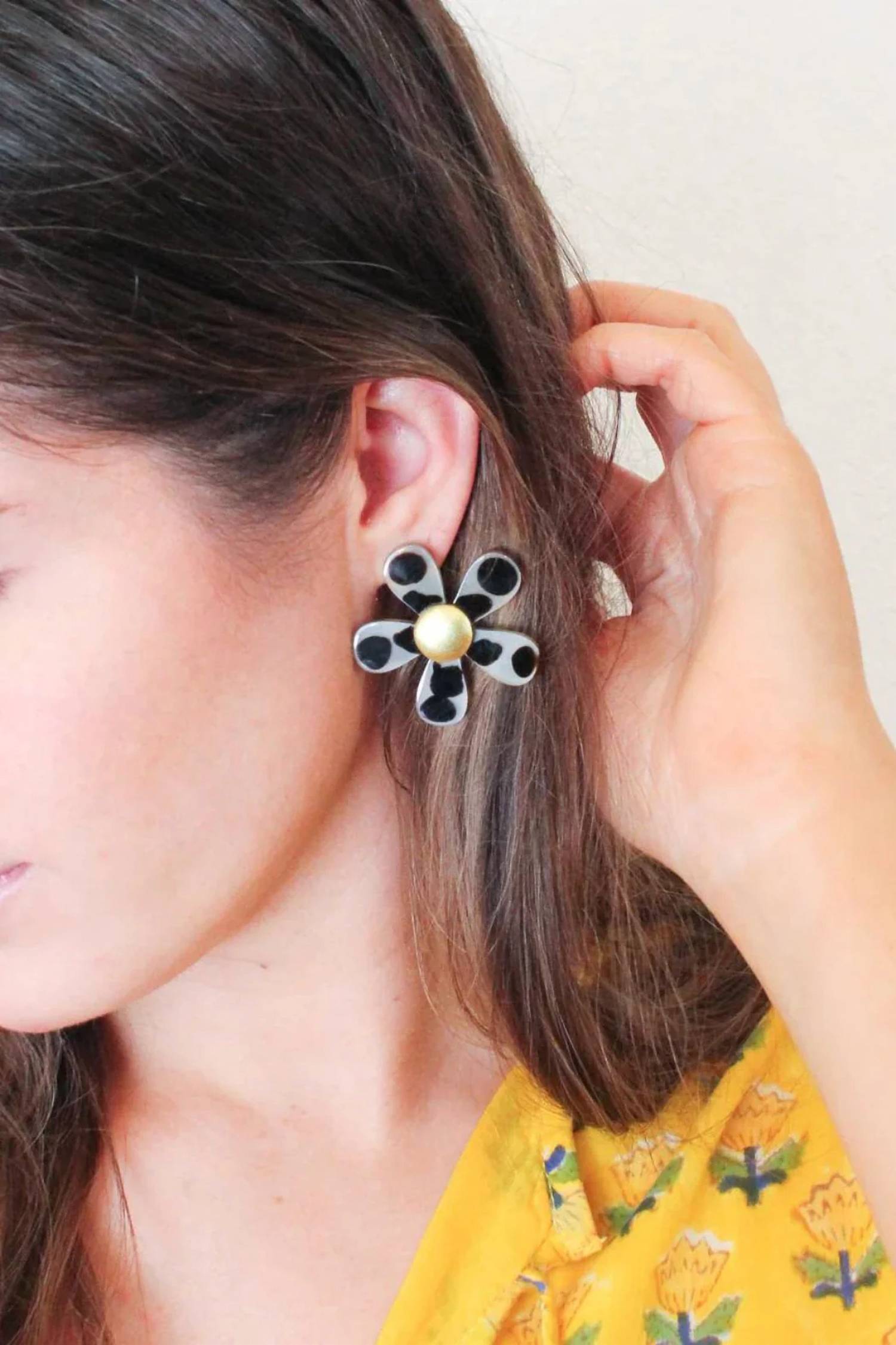 Sunshine Tienda - Women's Tortoise Flower Earrings