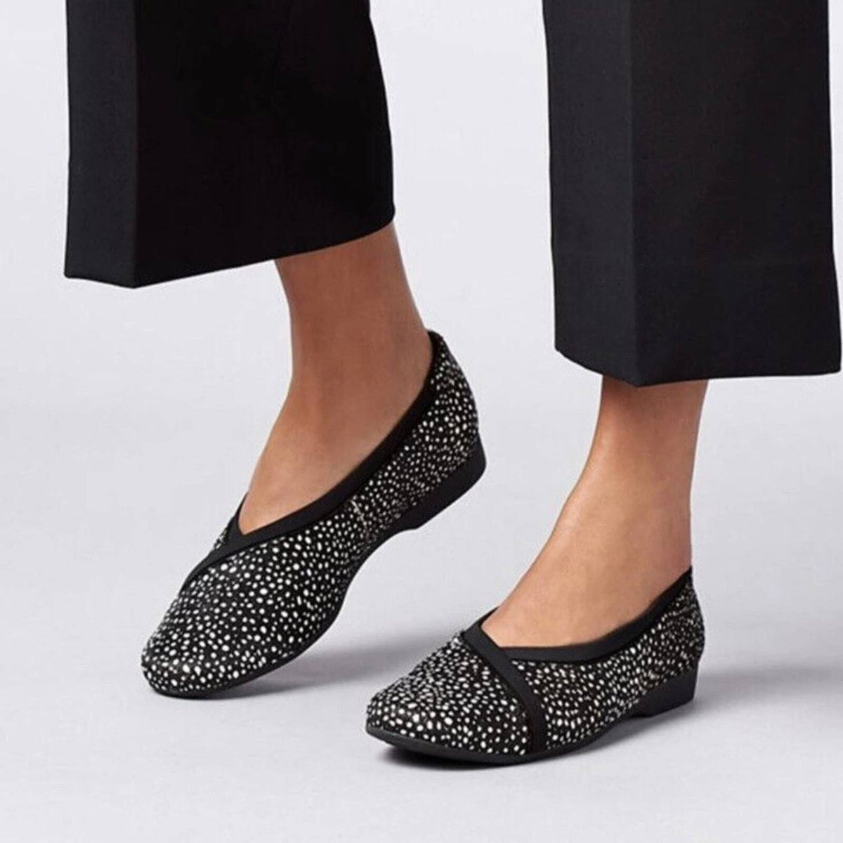 Clarks - Women's Un Darcey Ease 2 Flat Shoes