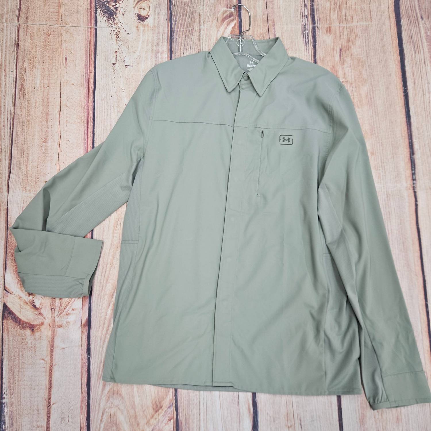 UNDER ARMOUR Men's Shorebreak Hybrid Woven Long Sleeve Top in green - men's shirt