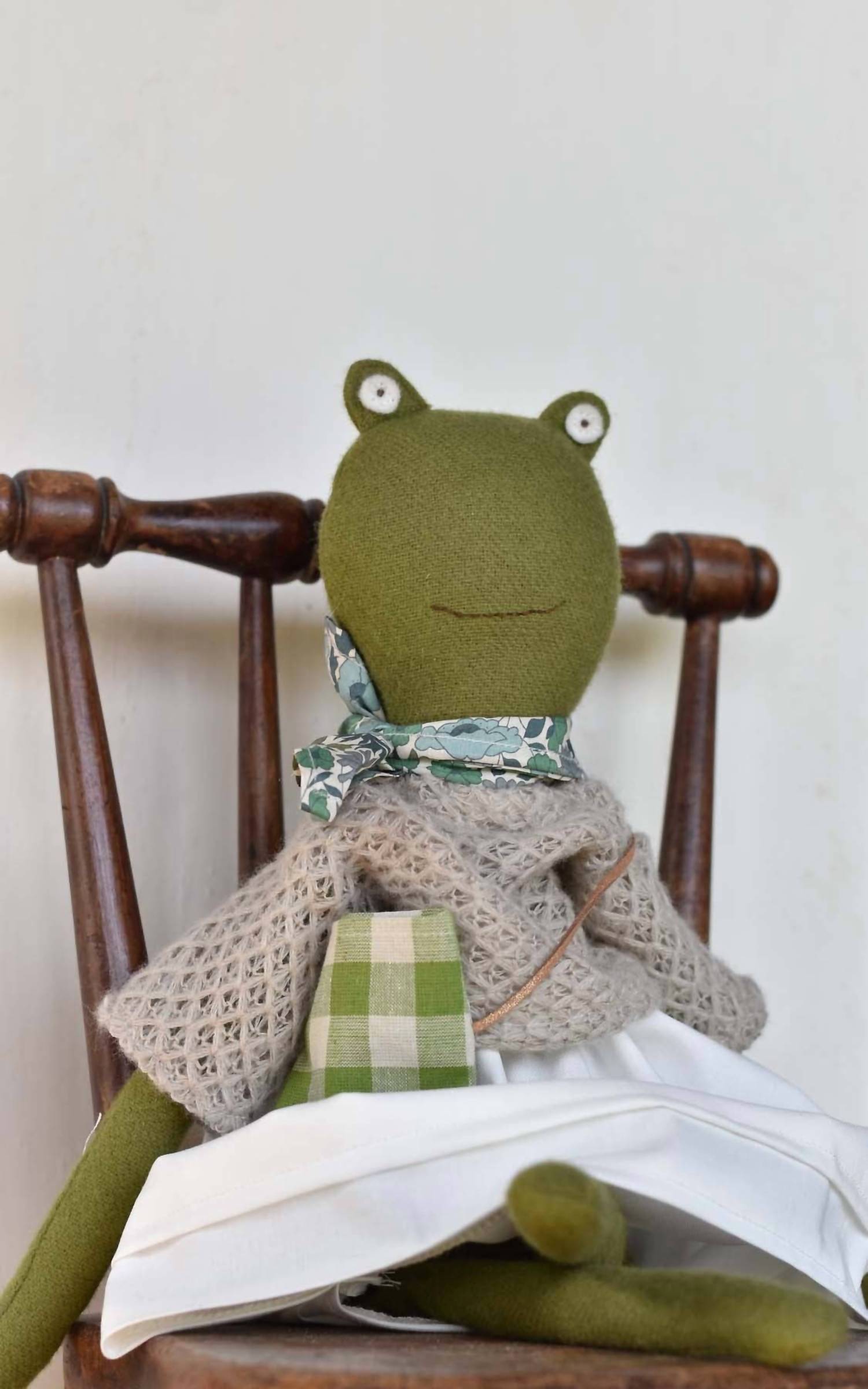 Woolgrass Farm - Fern The Frog Doll In Sweater & Morning Skirt