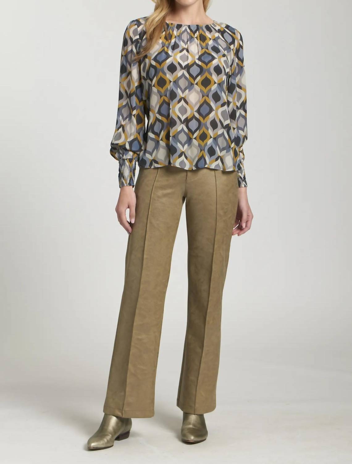 Apny - Printed Smocked Cuff Top