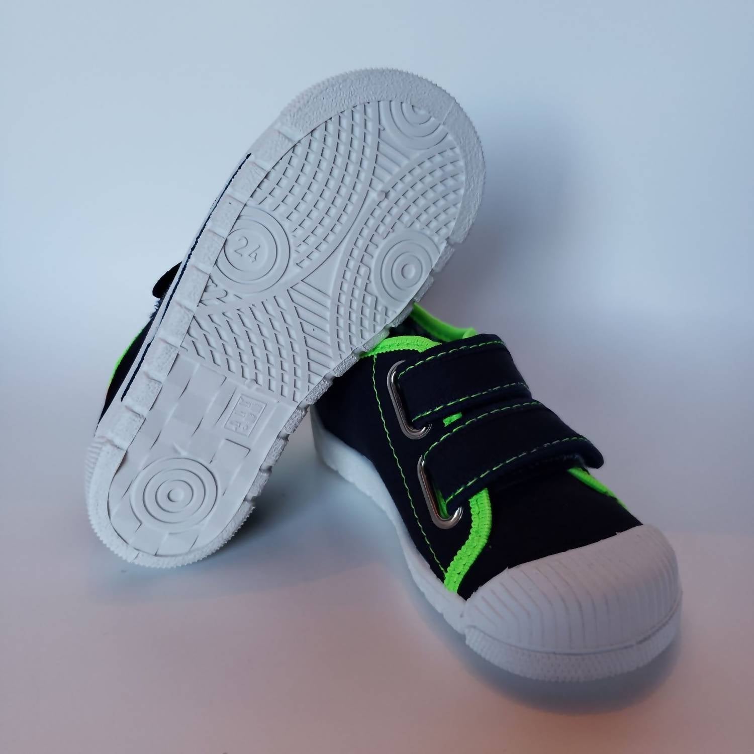 Renbut Shoes - Kid's Cap-toe V-strap Canvas Low-cut Sneaker