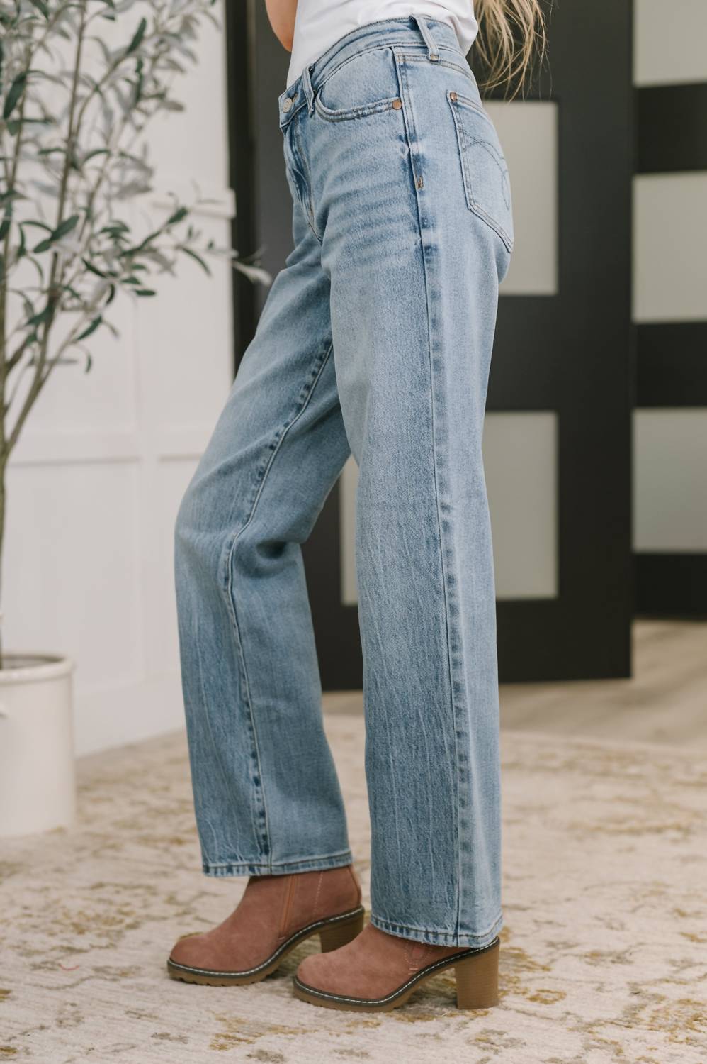 Judy Blue - Mid Rise Rigid Magic Straight Leg Jeans