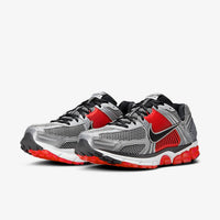 Nike - Men's Zoom Vomero 5 Sneaker