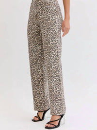 CELLO High Rise Dad Jean in leopard - women's jeans - detail view