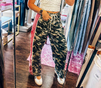 Veveret - Off-duty Camo Stripe Straight Lounge Pants