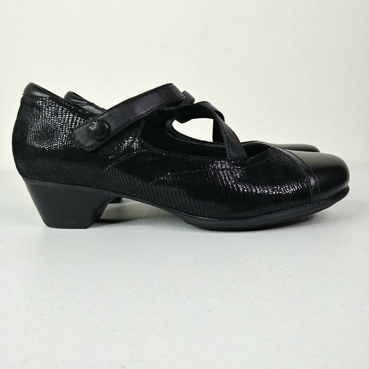 Aravon Women's Portia As Mary Jane in black multi - women's heels - detail view