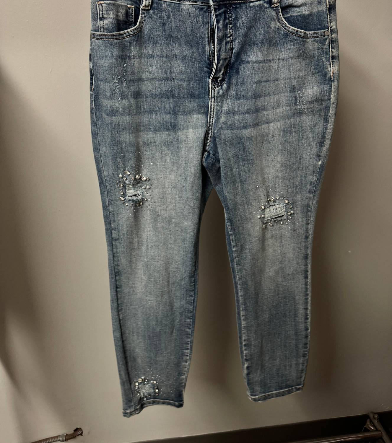 Frank Lyman - Women's Ankle Jeans With Rhinestones And Rips