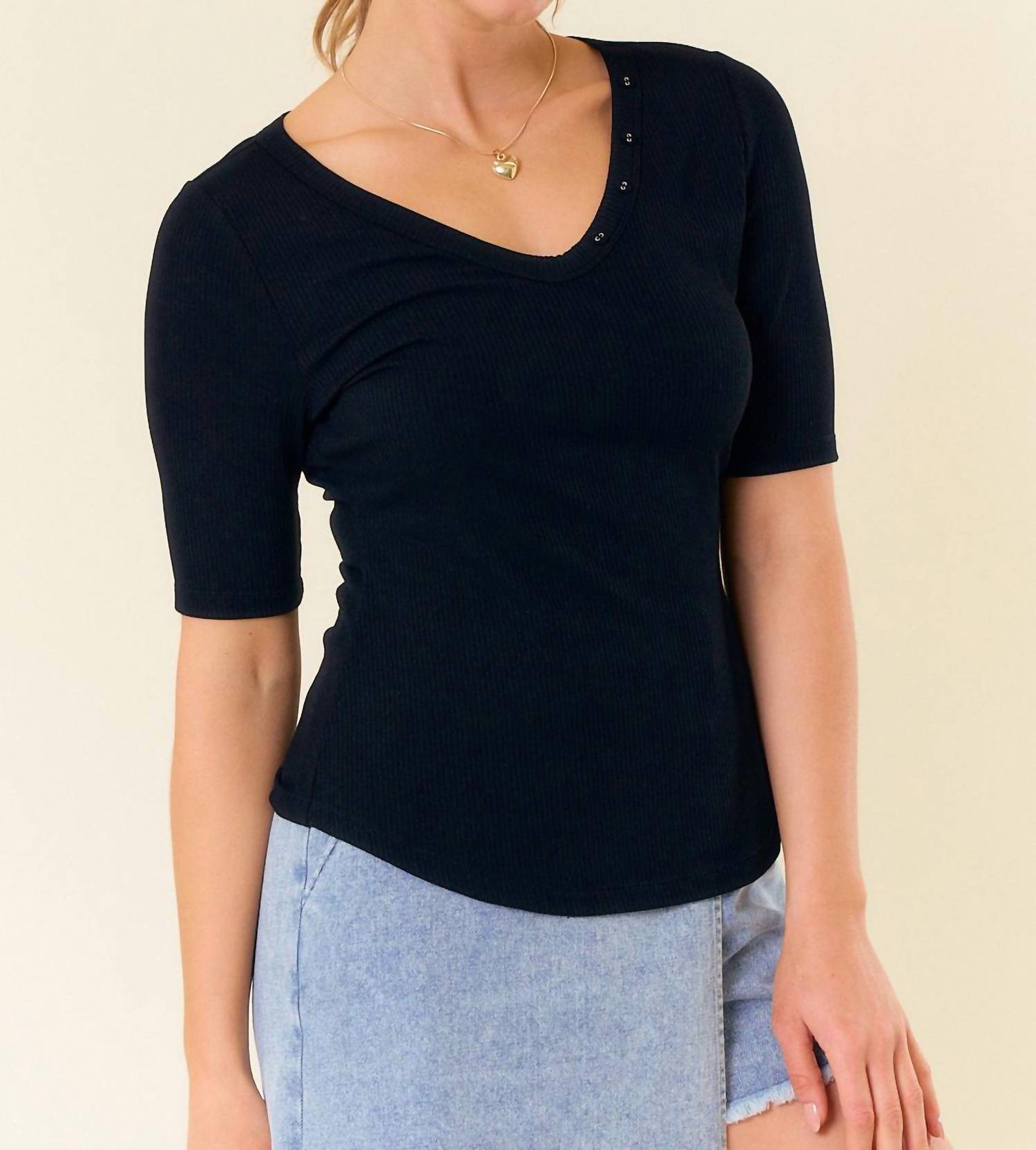 Doe And Rae - V-neck Button Trim Half Sleeve Tee