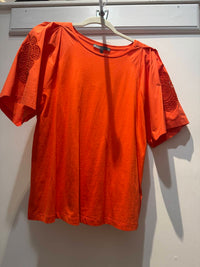 Elliott Lauren - T shirt/ design on sleeve