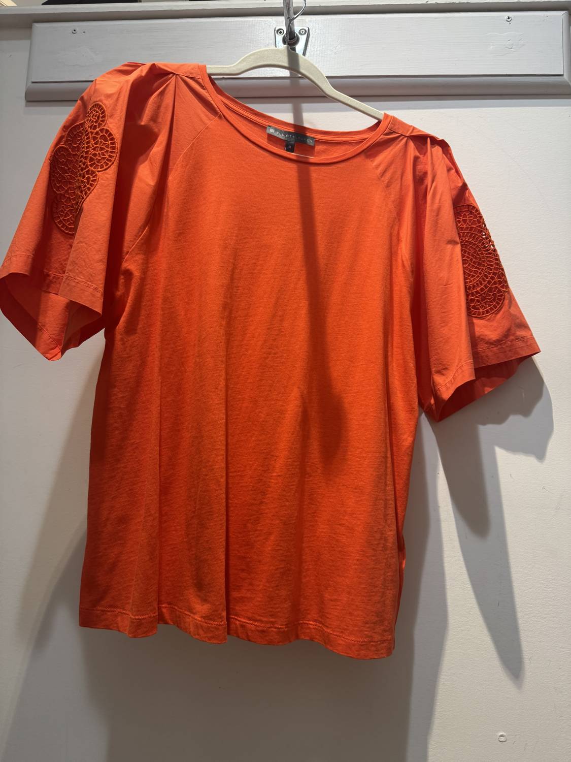 Elliott Lauren - T shirt/ design on sleeve