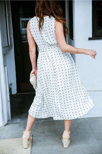 Amaryllis - Sleeveless Crew Neck Clip Dot Tulip Hem Midi Dress