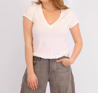 Mila Los Angeles - V-neck Tee