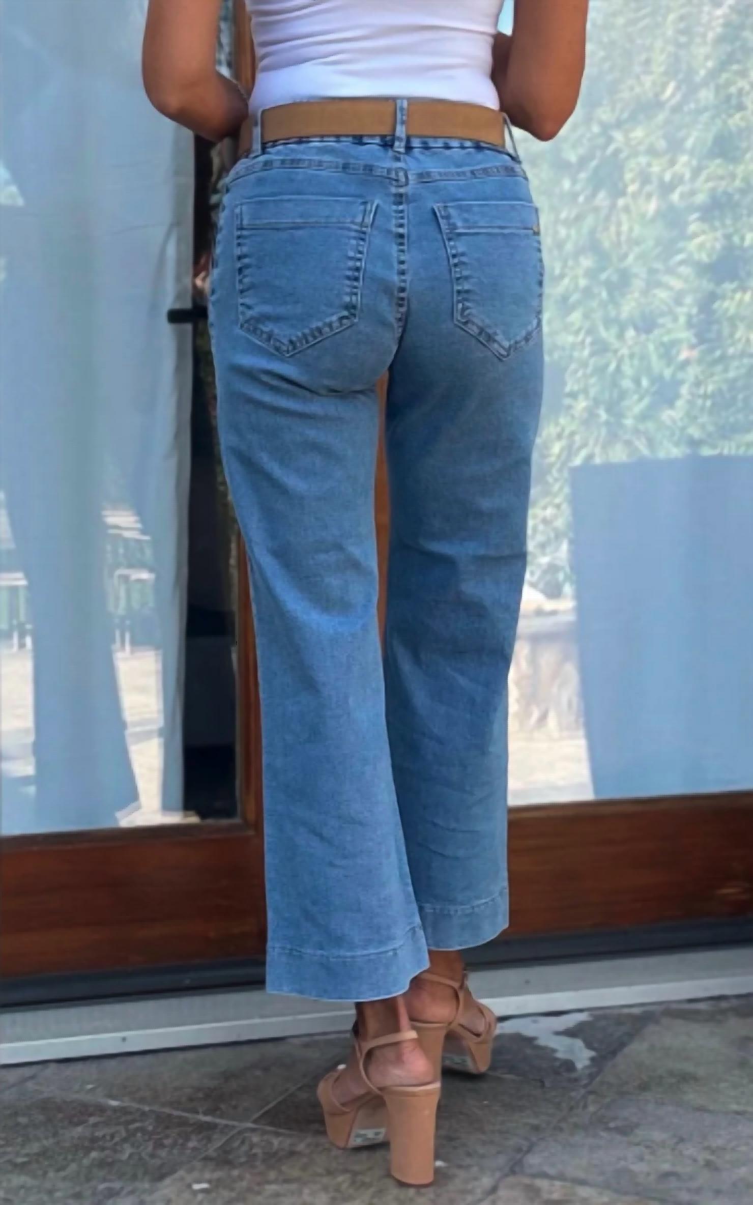 BEVY FLOG Eden Crop Jeans in denim - women's jeans - detail view