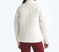 THE NORTH FACE ThermoBall Jacket in white dune - women's jacket - detail view
