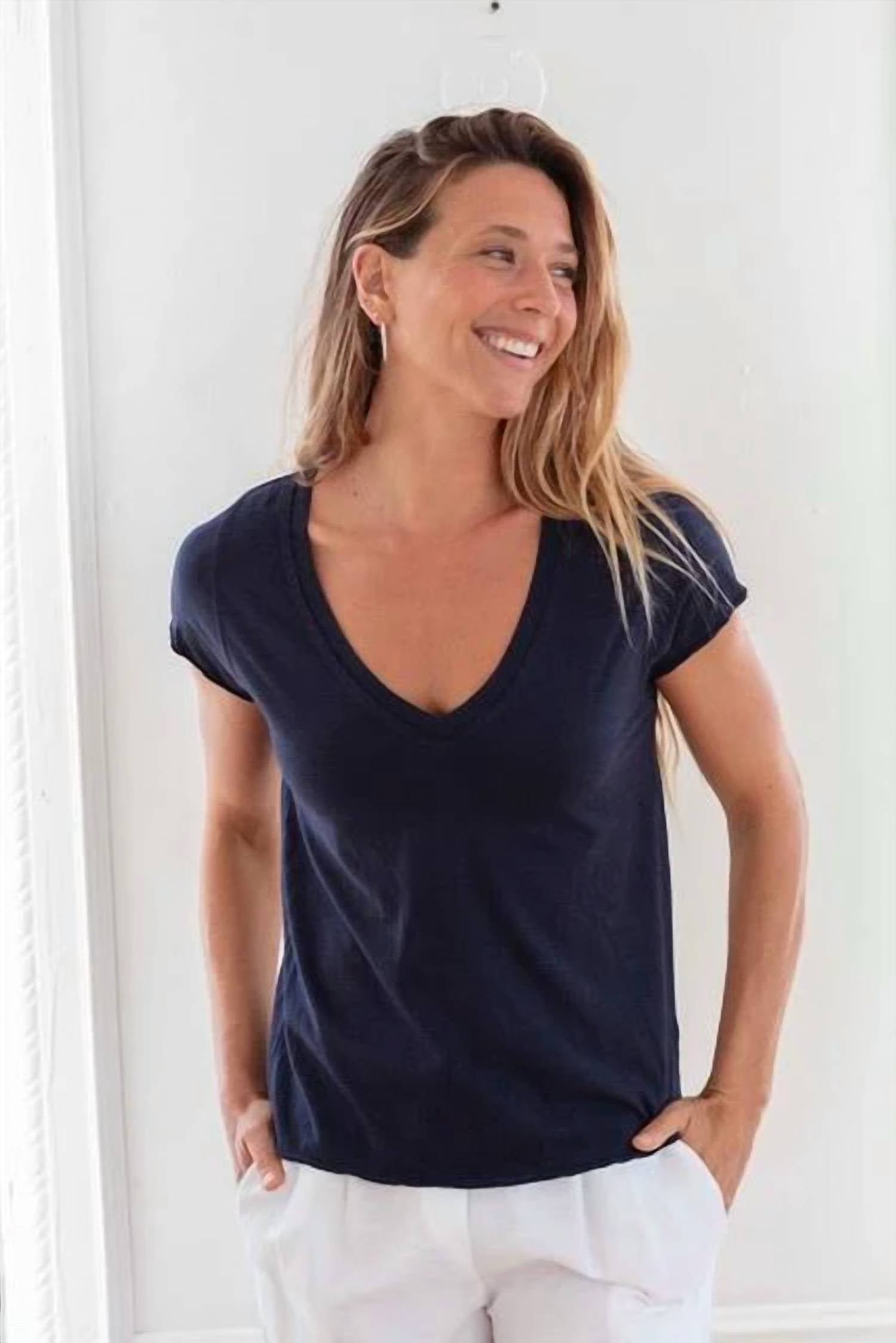 Mila Los Angeles - Ava S/S V-Neck Raw Top Shirt