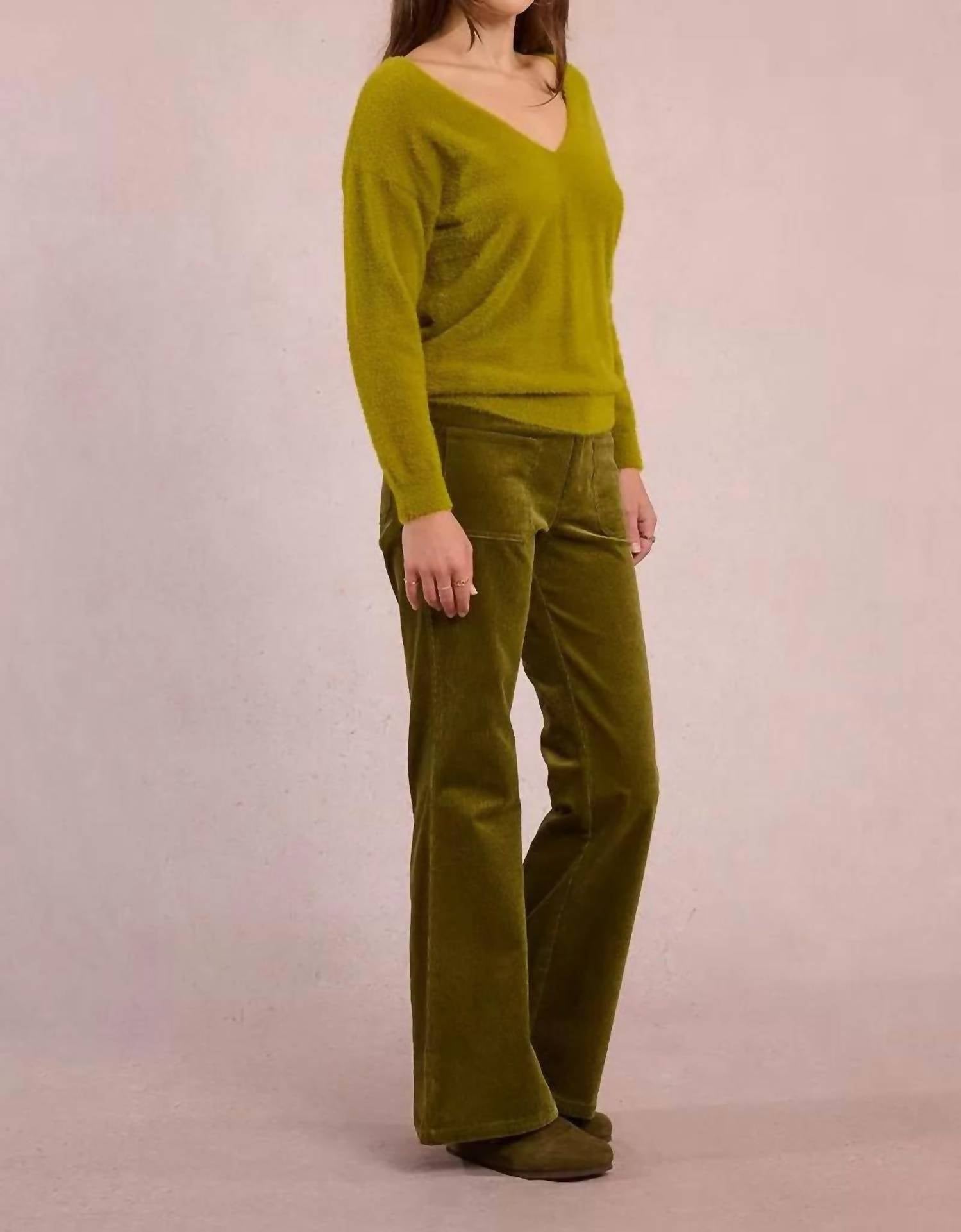Molly Bracken - V-neck Cozy Knitted Sweater
